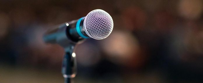 public-speaking-3926344_1920