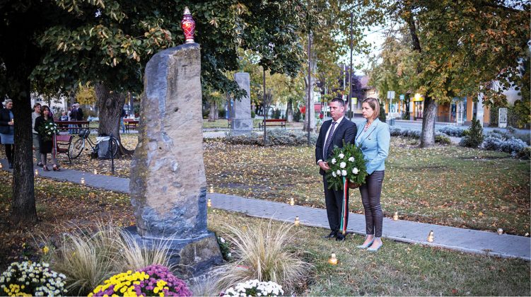 Szlah&oacute; Csaba polg&aacute;rmester &eacute;s Fr&uuml;hwirthn&eacute; Hal&aacute;sz Melinda alpolg&aacute;rmester a v&aacute;ros &ouml;nkorm&aacute;nyzata nev&eacute;ben helyezett el koszor&uacute;t a Szent Istv&aacute;n t&eacute;ri eml&eacute;kműn&eacute;l